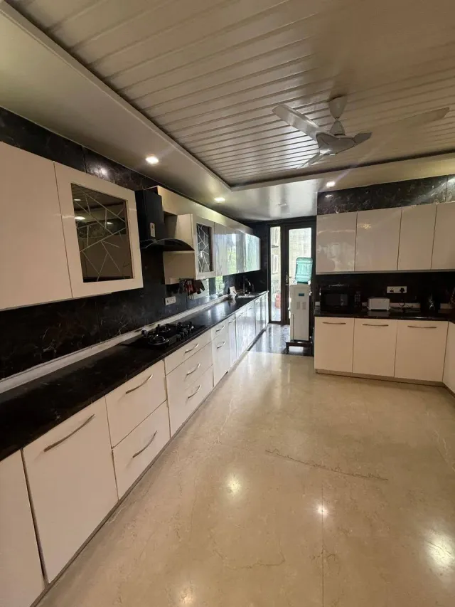 Furnished 4BHK top floor with terrace in DLF Phase 1 — photo 1