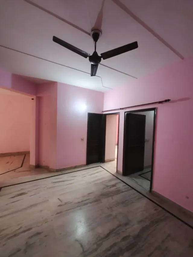 Sector 40 | Semi-furnished 2BHK | ₹38,000/month | Car parking — photo 3