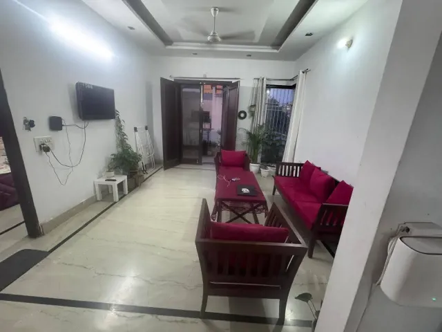 Sector 40: Fully furnished 3 BHK, first floor — photo 11