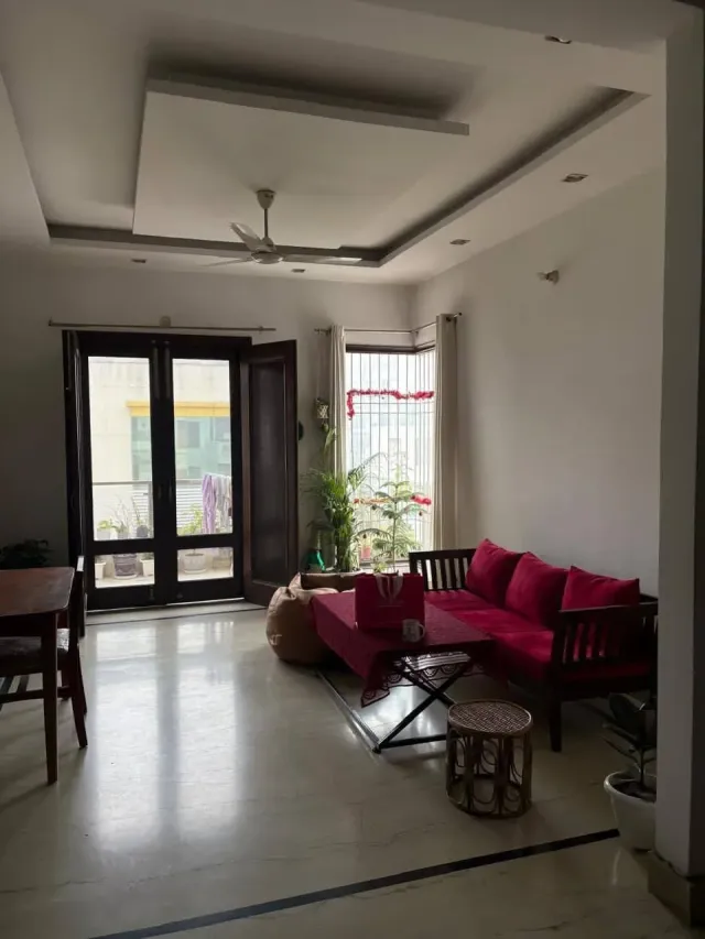 Sector 40: Fully furnished 3 BHK, first floor — photo 1