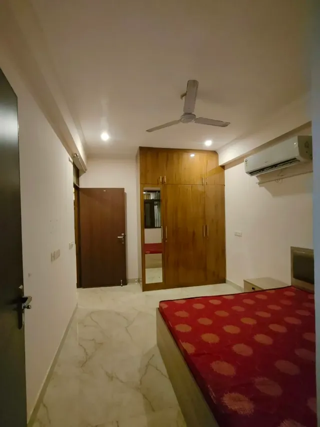 Sector 46: Fully furnished 3 BHK with 3 attached bathrooms — photo 3