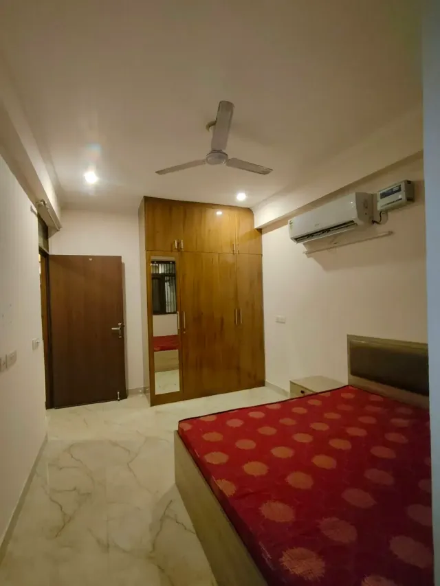 Sector 46: Fully furnished 3 BHK with 3 attached bathrooms — photo 2