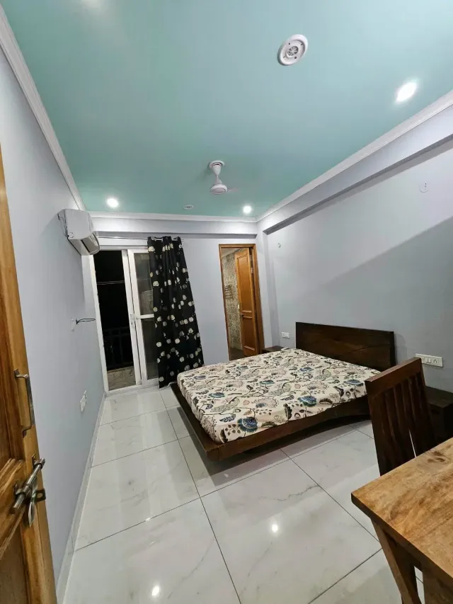Sector 42: Fully furnished 3 BHK near Rapid Metro — photo 2