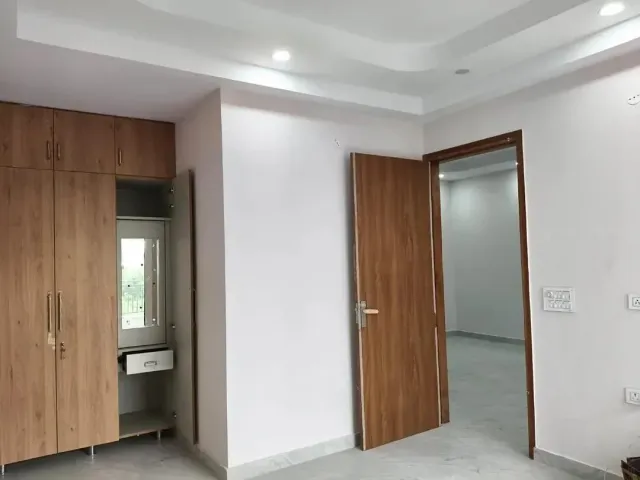 Near Subhash chowk sector 47 3BHK newly constructed. 50k rent ,more then semi furnished covered parking — photo 1