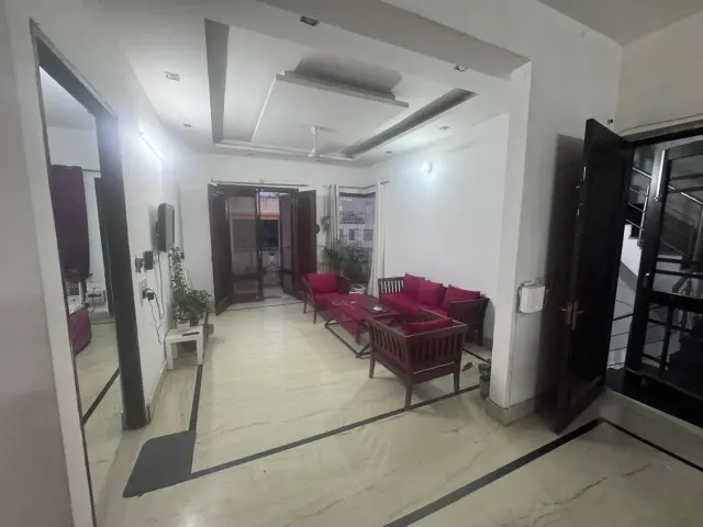 Sector 40: Fully furnished 3 BHK, first floor — photo 6