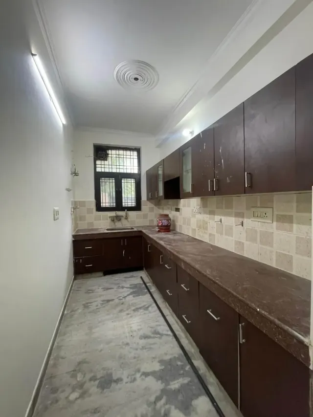 Sector 40 | Semi-furnished 2BHK | ₹38,000/month | Car parking — photo 1