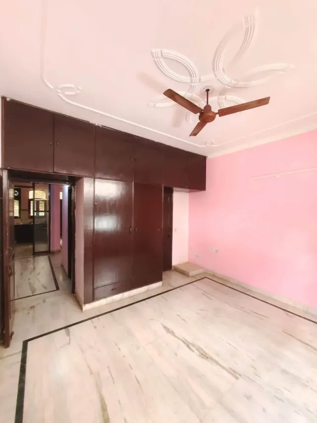Sector 40 | Semi-furnished 2BHK | ₹38,000/month | Car parking — photo 2