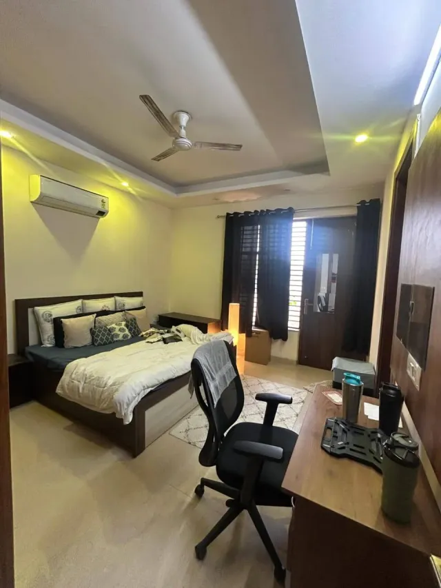 Semi-furnished 3BHK with lift and parking in Sector 47 — photo 1